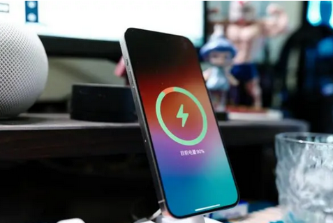 珠山苹果15换屏服务分享用什么充电器给iPhone15充电更好 
